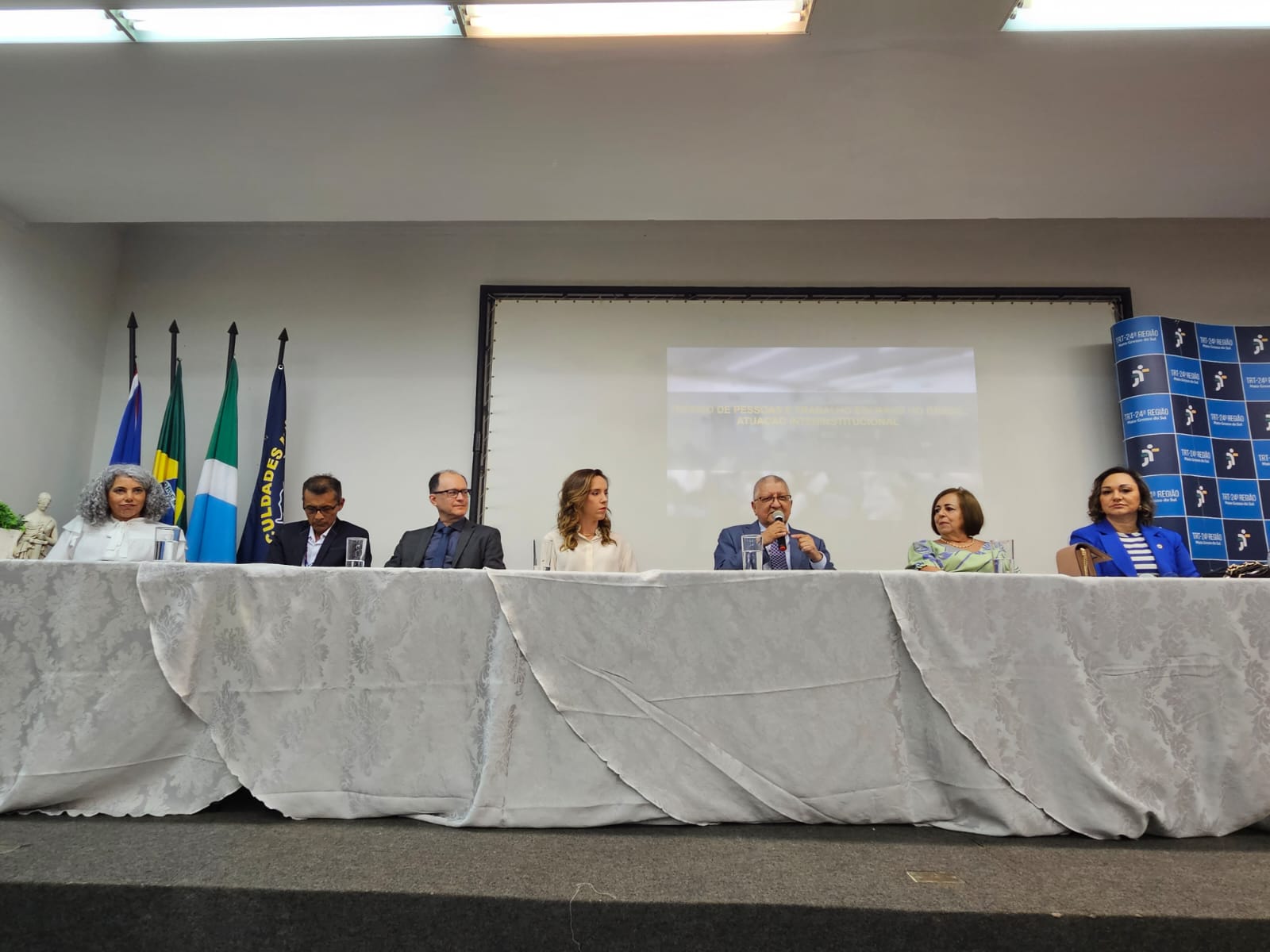 O Tribunal Regional do Trabalho da 24ª Região promoveu, nesta tarde (30), um evento sobre “Tráfico de Pessoas e Trabalho Escravo no Brasil: Atuação Interinstitucional