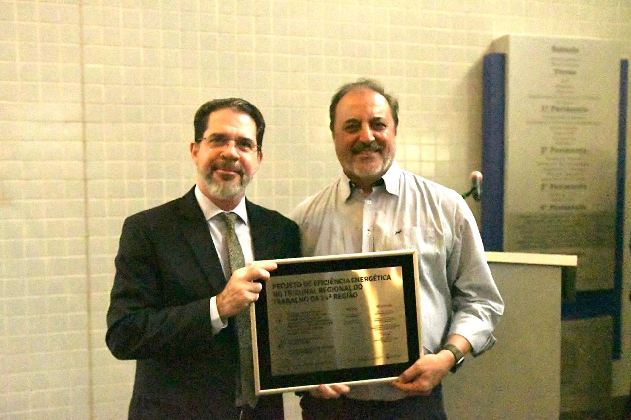 entrega de uma placa comemorativa ao Presidente do TRT/MS, desembargador João Marcelo