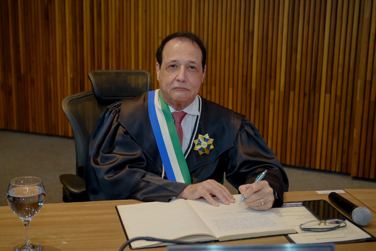 Em sessão solene realizada nesta sexta-feira, 6 de dezembro, no Plenário Desembargador Nery Sá e Silva de Azambuja, em Campo Grande, foi empossada a nova diretoria do Tribunal Regional do Trabalho da 24ª Região (TRT/MS) para o biênio 2025/2026.