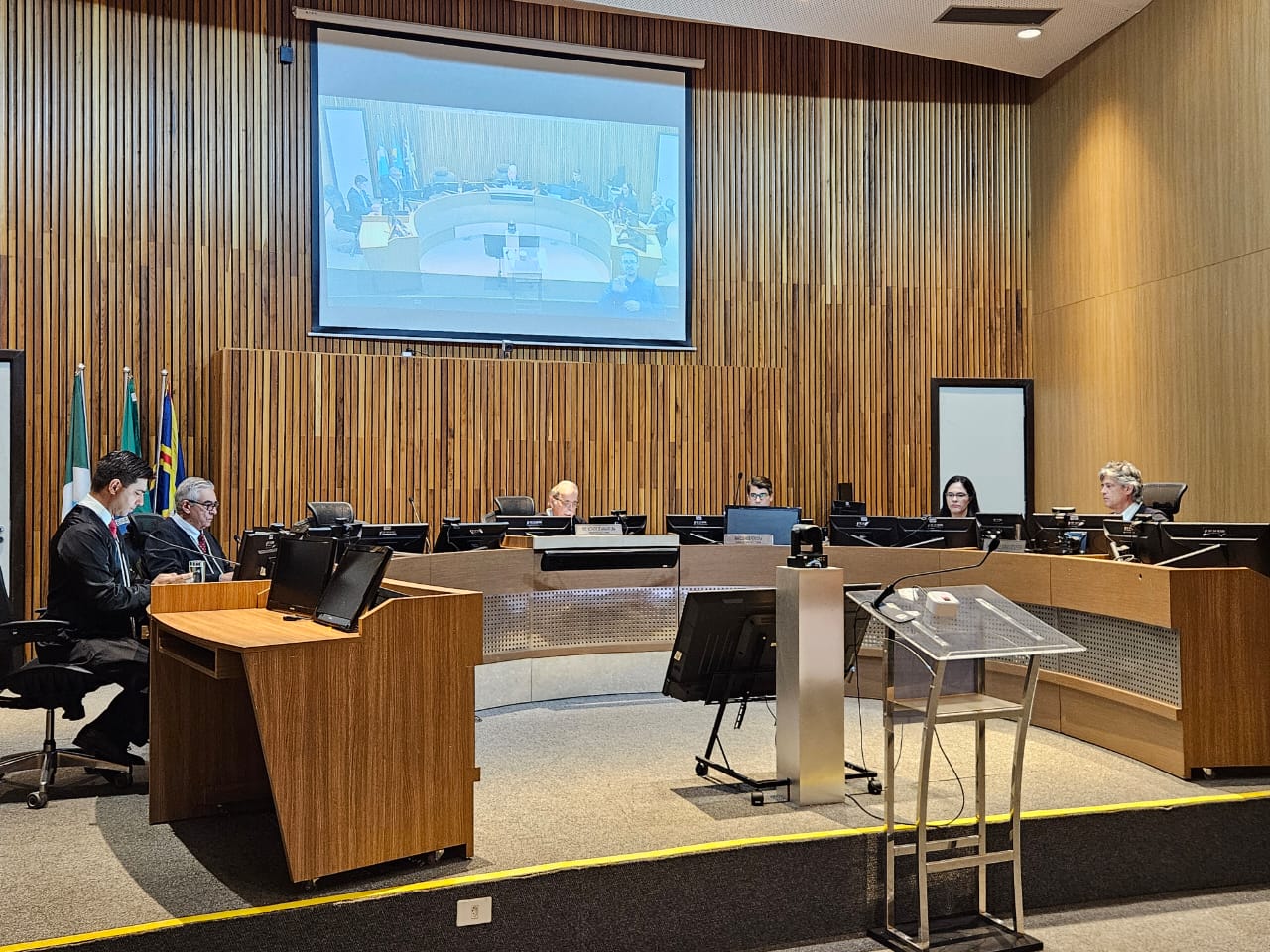 Sessão da Primeira Turma do tribunal, composta pelos desembargadores Nicanor Lima, André Oliveira e Marcio Thibau, com participação do des. César Palumbo