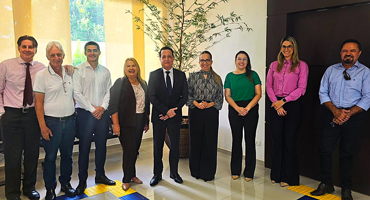 Da esquerda para a direita: advogado Cesar Roque Pelizza, diretor de patrimônio do clube Lions, Erocy Scaini, advogado Douglas Ademar Lima Wommer, presidente da 21ª Subseção da OAB/MS, Celia Regina Bernardo da Silva, presidente do TRT/MS, des. Tomás Bawden, juíza da VT de São Gabriel do Oeste, advogada Adriana Patricia Lima Wommer, advogada Daiana Giovaneli Abdante e presidente do clube Lions Antônio David da Silva.
