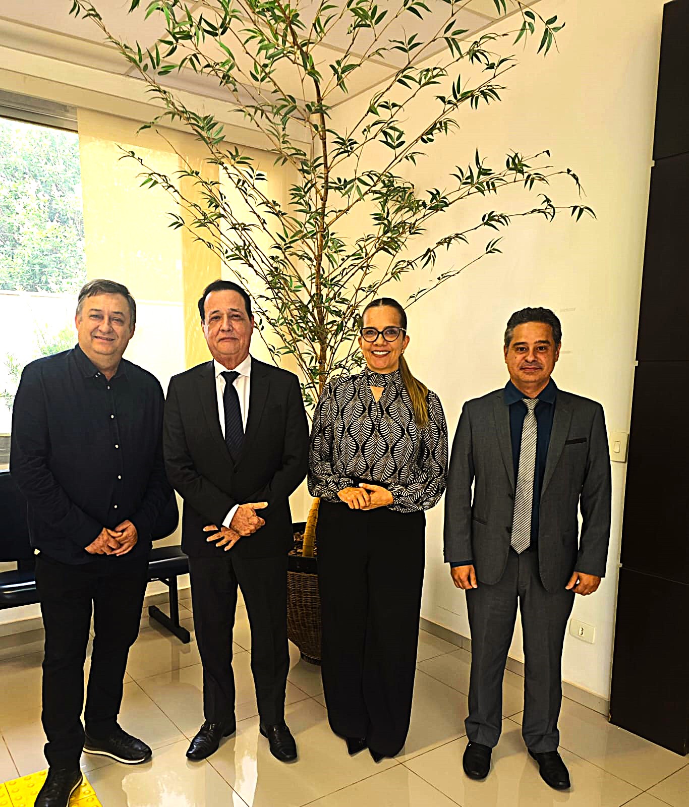 Da esquerda para direita, prefeito Leocir Montagna, presidente do TRT/MS, des. Tomás Bawden, juíza titular da VT de São Gabriel, Izabella Ramos e o procurador-geral do município, Leonardo Vinicius Pereira