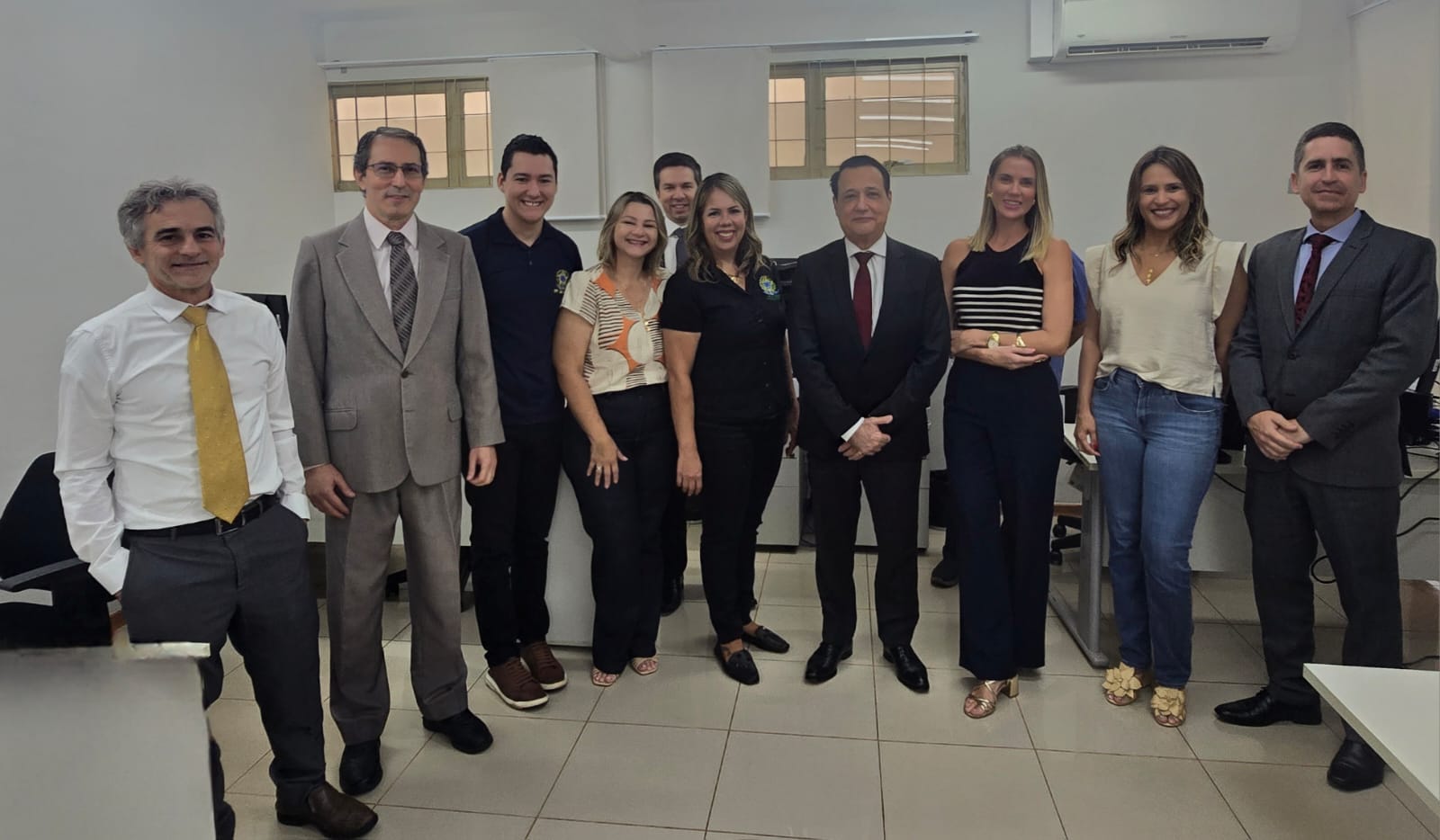 O Presidente do TRT/MS se reuniu com o juiz titular da 1ª Vara e do Foro Trabalhista de Dourados, Carlos Roberto Cunha, com o juiz João Candido e com servidores e servidoras.