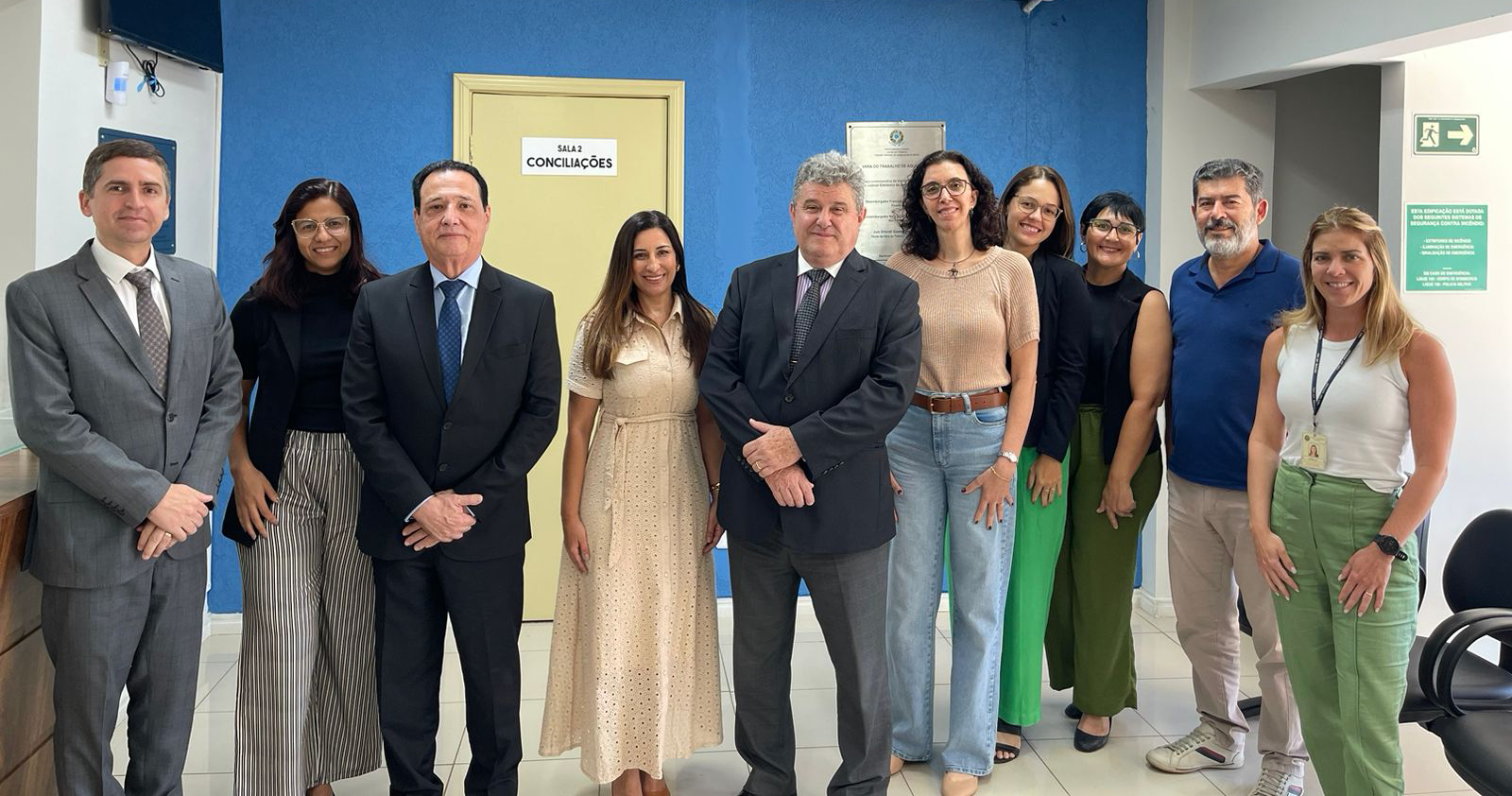 Des. Tomás Bawden ao lado do juiz Ademar Freitas e dos servidores (as) Adriana Leila Pereira Souza (Diretora da Vara), Raquel Reis Vaz de Moura Oliveira, Mirella Giroto Bellintani Coutinho, Otonio Alves de Sousa Junior, Eliene Souza de Almeida, Ellen Cristina Canhete Pinheiro, Emmanuelle Ferreira Colombo Vieira e Amado Luiz da Silva Junior (Secretário da Corregedoria Regional).