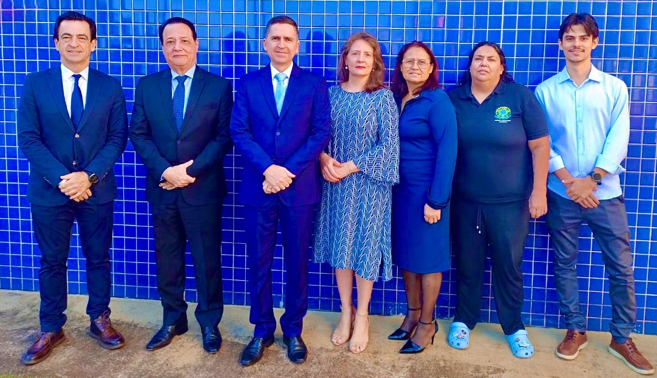 Na foto: O presidente do TRT/MS, desembargador Tomás Bawden Castro Silva, juiz titular da vara de Bataguassu, Antonio Arraes e servidores e servidoras da unidade