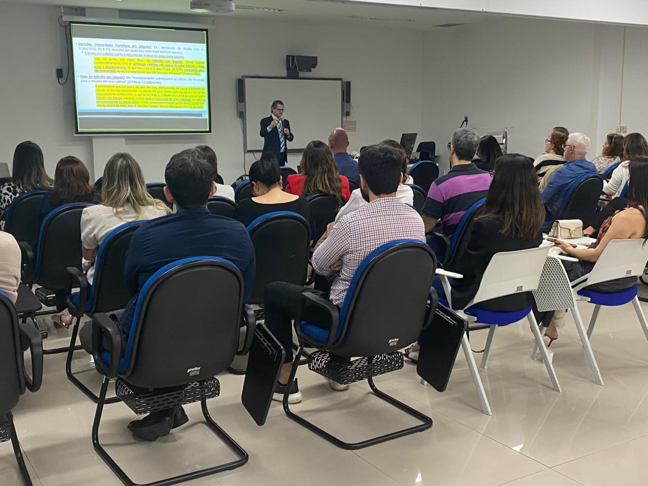 Logo após a abertura nacional, o TRT/MS promoveu a palestra “Precedentes Vinculantes do STF – A Coisa Julgada: Desconsideração e Desconstituição”, ministrada pelo juiz do trabalho Júlio César Bebber