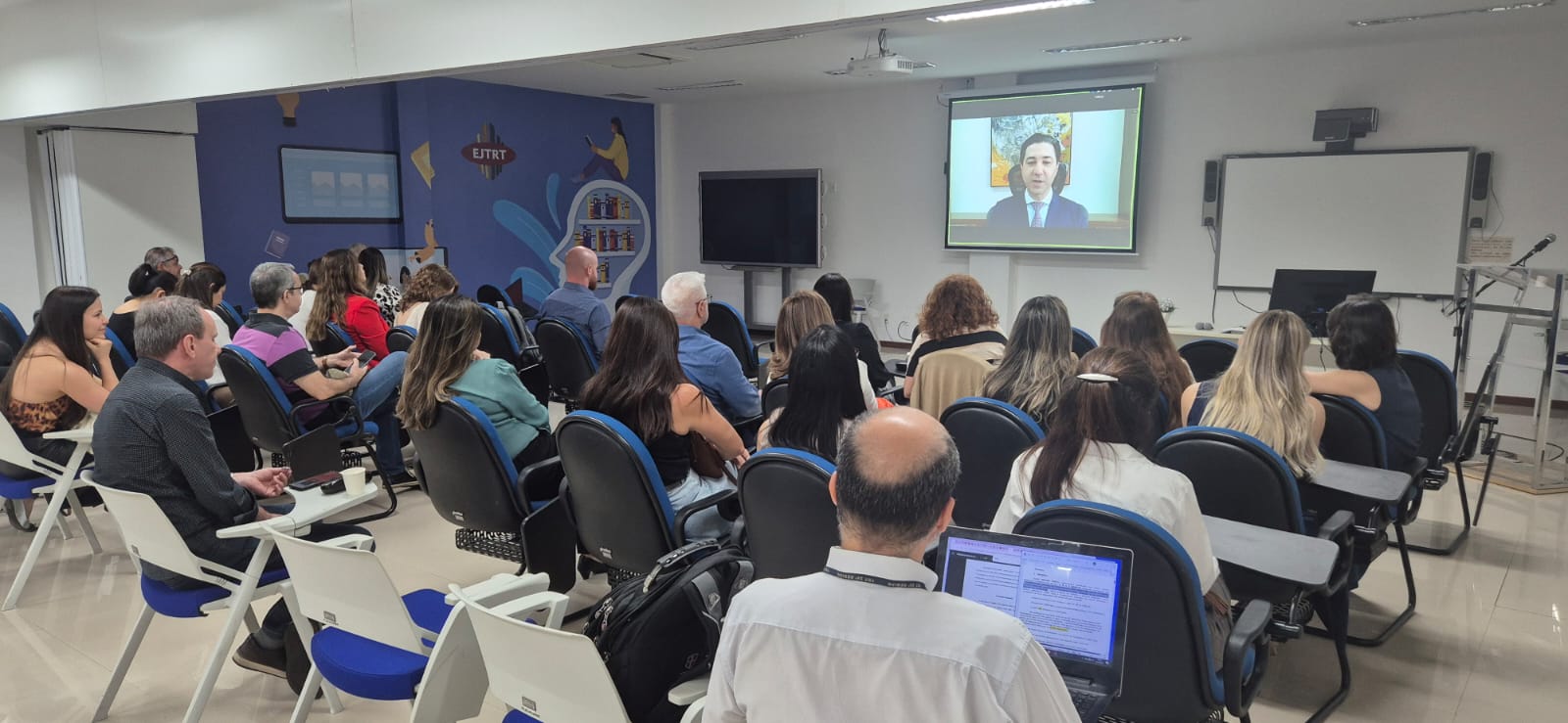 Servidores, servidores, magistrados e magistradas do TRT/MS assistem a abertura da Semana Nacional dos Precedentes Trabalhistas