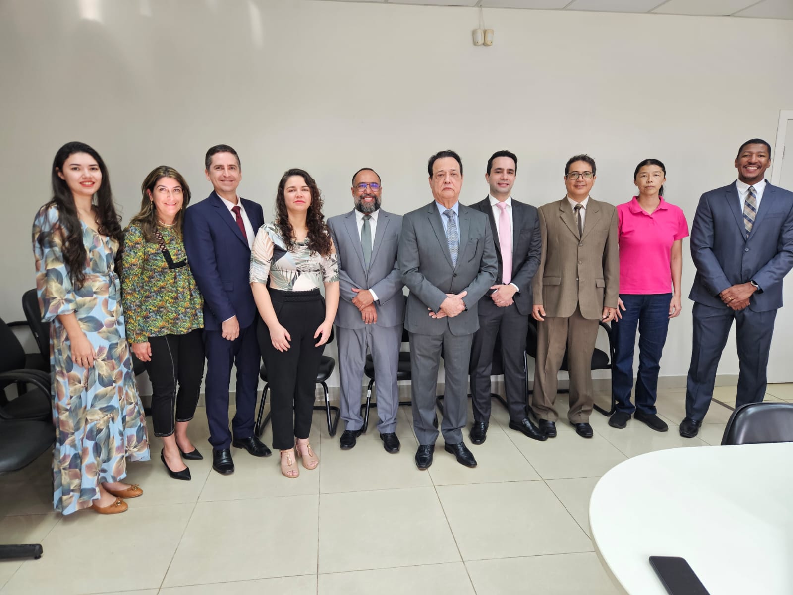 Na foto: o presidente e corregedor do Tribunal Regional do Trabalho da 24ª Região (TRT/MS), desembargador Tomás Bawden de Castro Silva, juiz titular da Vara do Trabalho de Naviraí, Boris Luiz Cardozo de Souza, o presidente da Amatra24, juiz André Nacer, o diretor de secretaria Washington da Silva Vasques Moreira, o secretário da Corregedoria, Amado Silva Júnior, o oficial de justiça Rosinei Salazar de Souza e servidores e servidoras