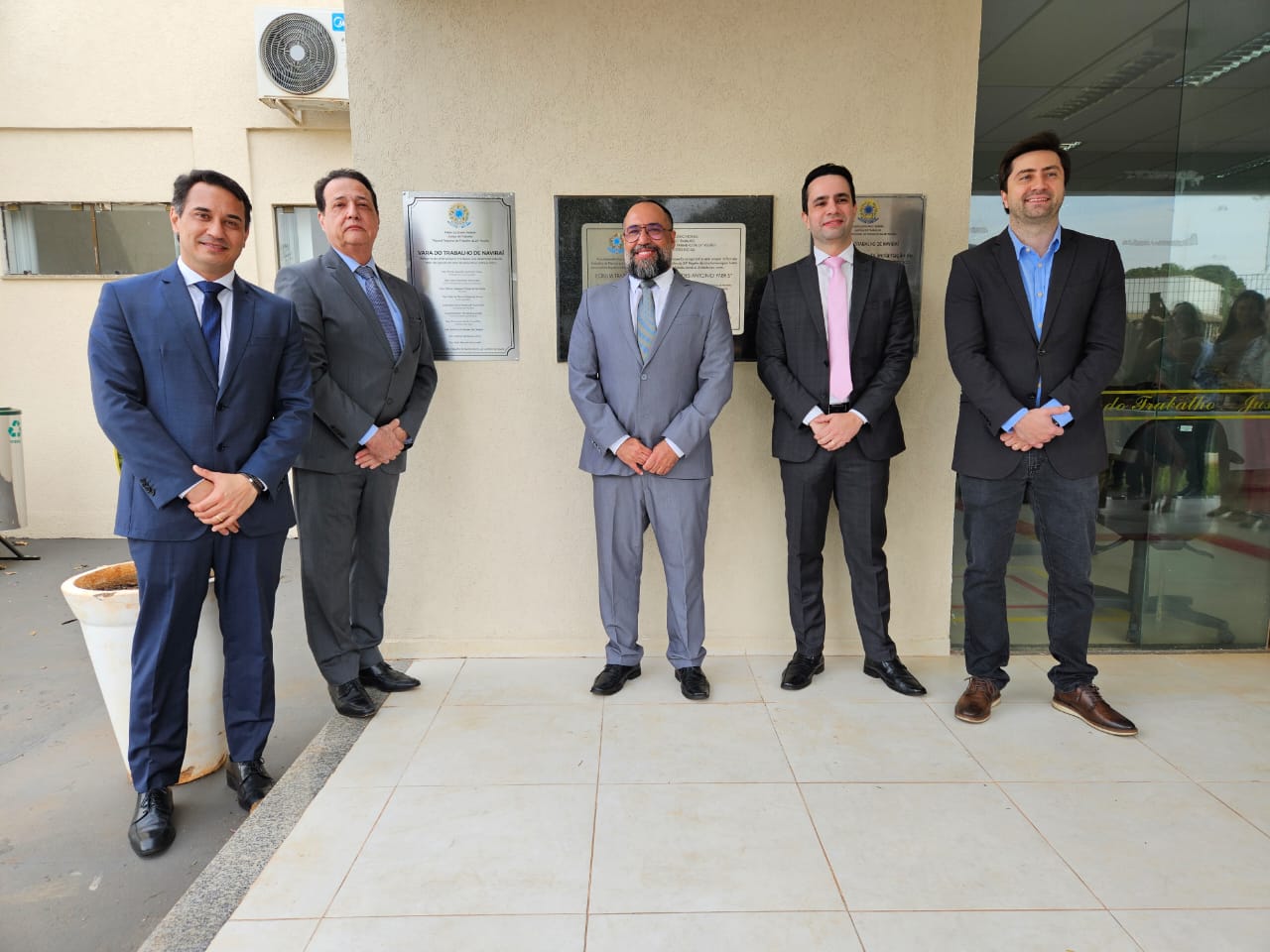 Da esquerda para direita: o prefeito Rodrigo Massuo Sacuno, o presidente do TRT/MS, des. Tomás Bawden de Castro Silva, o juiz titular da Vara do Trabalho de Naviraí, Boris Luiz Cardoso de Souza,  o presidente da Amatra24, juiz André Nacer e o presidente da Câmara de Vereadores, Daniel Moretto Cardozo Siqueira
