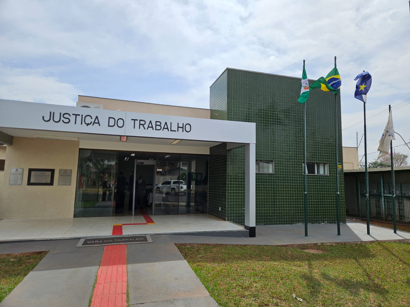 O Tribunal Regional do Trabalho da 24ª Região entregou oficialmente, nesta terça-feira (19/8), as obras de reforma da Vara do Trabalho de Naviraí. 