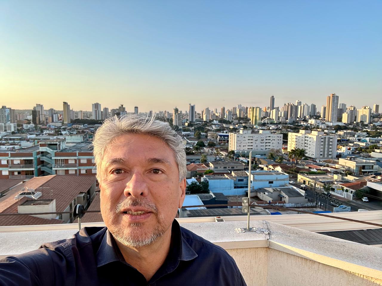 juiz Renato e ao fundo a cidade de Campo Grande.