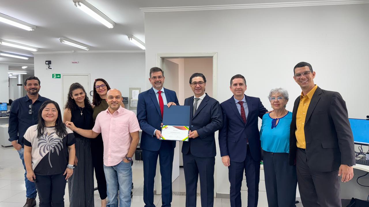 As Varas do Trabalho de Três Lagoas receberam, nos dias 16 e 17 de setembro, a visita do vice-presidente e vice-corregedor do Tribunal Regional do Trabalho da 24ª Região (TRT/MS), desembargador César Palumbo Fernandes, para a realização de correições ordinárias. Durante as atividades, o desembargador reuniu-se com a juíza da 2ª Vara do Trabalho, Beatriz Maki Shinzato Capucho, com o juiz titular da 1ª Vara do Trabalho, Mario Luiz Bezerra Salgueiro, e conversou com servidores e servidoras das duas unidades. Na ocasião, também foi entregue à 1ª Vara do Trabalho o certificado do Prêmio TRT em Destaque, conquistado na categoria Vara Destaque Regional em Solução do Mérito. A cerimônia oficial de entrega ocorreu em 7 de agosto, no Tribunal Superior do Trabalho (TST), em Brasília.