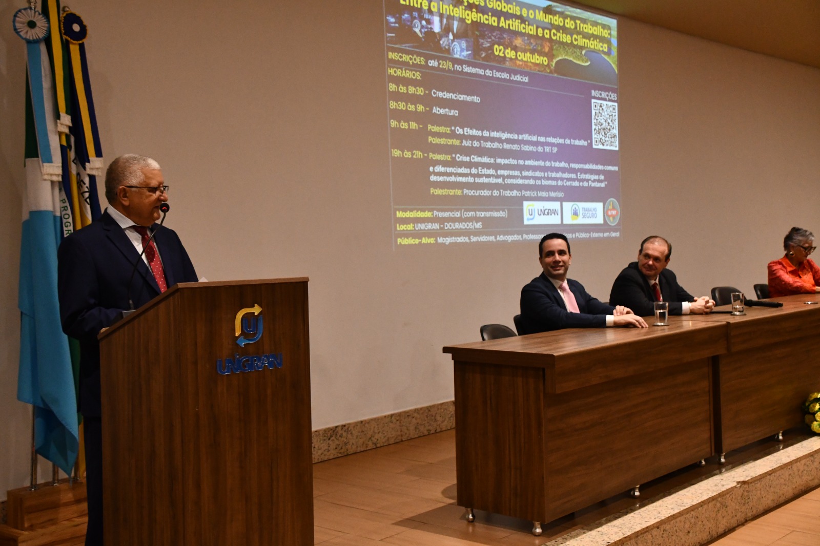 A Escola Judicial do Tribunal Regional do Trabalho da 24ª Região realizou, na manhã desta quinta-feira (2), no auditório da Unigran, o evento “Transformações Globais e o Mundo do Trabalho: Entre a Inteligência Artificial e a Crise Climática”.
