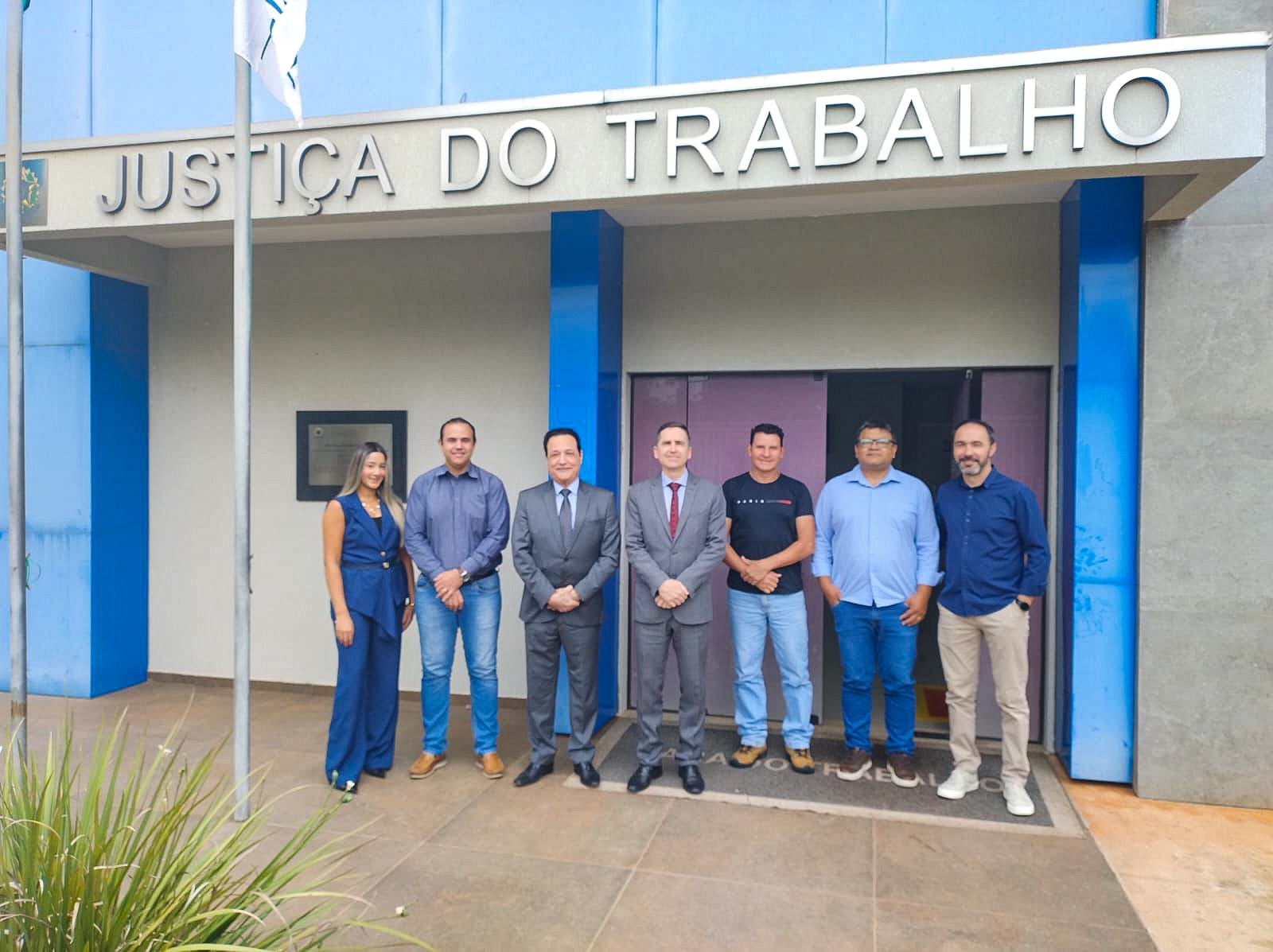 O presidente do TRT/MS realizou correição ordinária na Vara do Trabalho de Jardim. Na foto: o presidente e servidoras e servidores da unidade. 