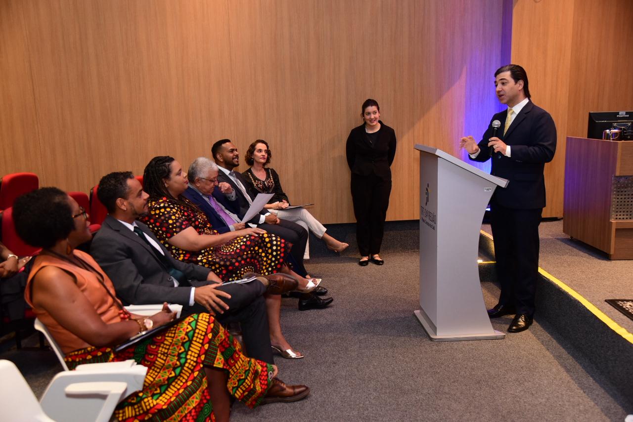 Durante a abertura do evento, o vice-presidente do TRT/MS, no exercício da presidência, desembargador César Palumbo Fernandes, ressaltou a importância da data e do compromisso da Justiça do Trabalho com a promoção da igualdade étnico-racial.