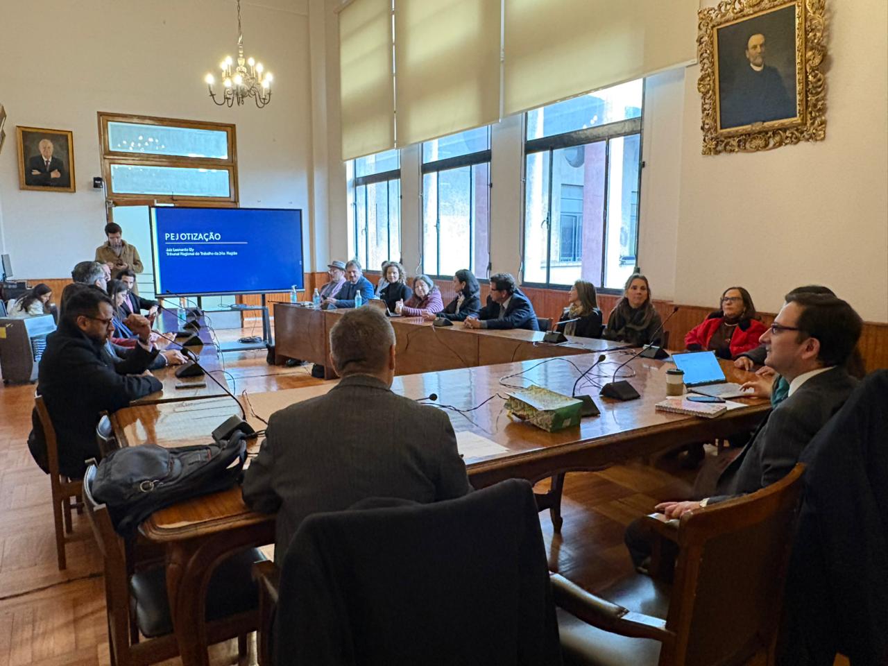 A programação incluiu diálogo institucional entre as Escolas Judiciais e painéis sobre pejotização, trabalho autônomo e terceirização, controle de convencionalidade e a aplicação da Convenção Interamericana de Direitos Humanos, além de debates sobre inteligência artificial e Direito do Trabalho.