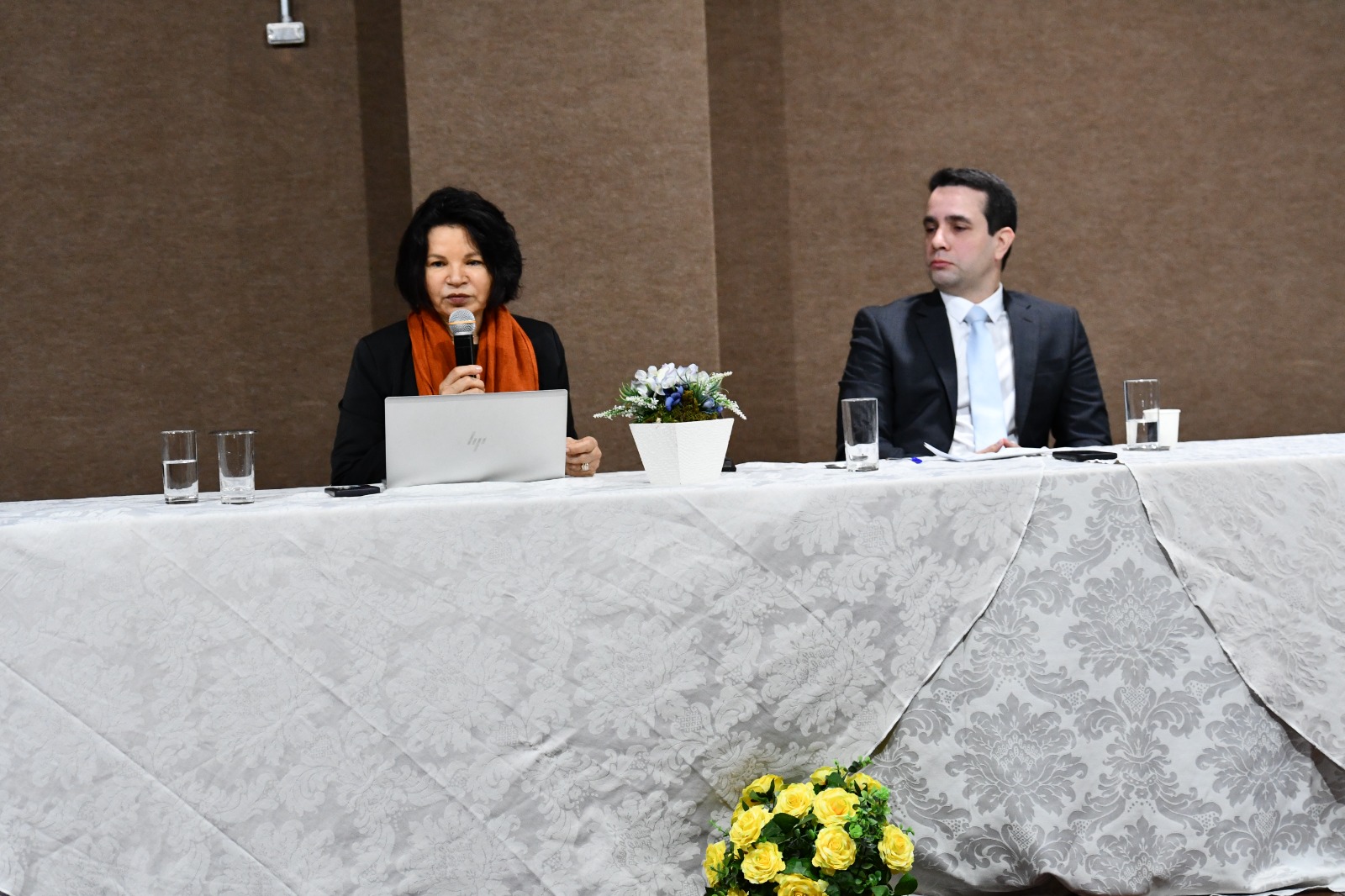 A primeira palestra do evento foi ministrada pela presidente do TRT da 13ª Região, desembargadora Herminegilda Leite Machado, com o tema “A escravidão contemporânea e a normalização das violações no mundo do trabalho: desafios institucionais”, tendo como debatedor o juiz André Nacer