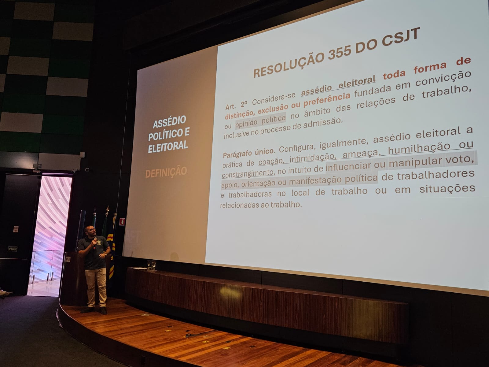 A primeira palestra, “Assédio Político e Eleitoral: origens, fiscalização e senso comum”, foi ministrada pelo auditor-fiscal do Trabalho André Cunha.