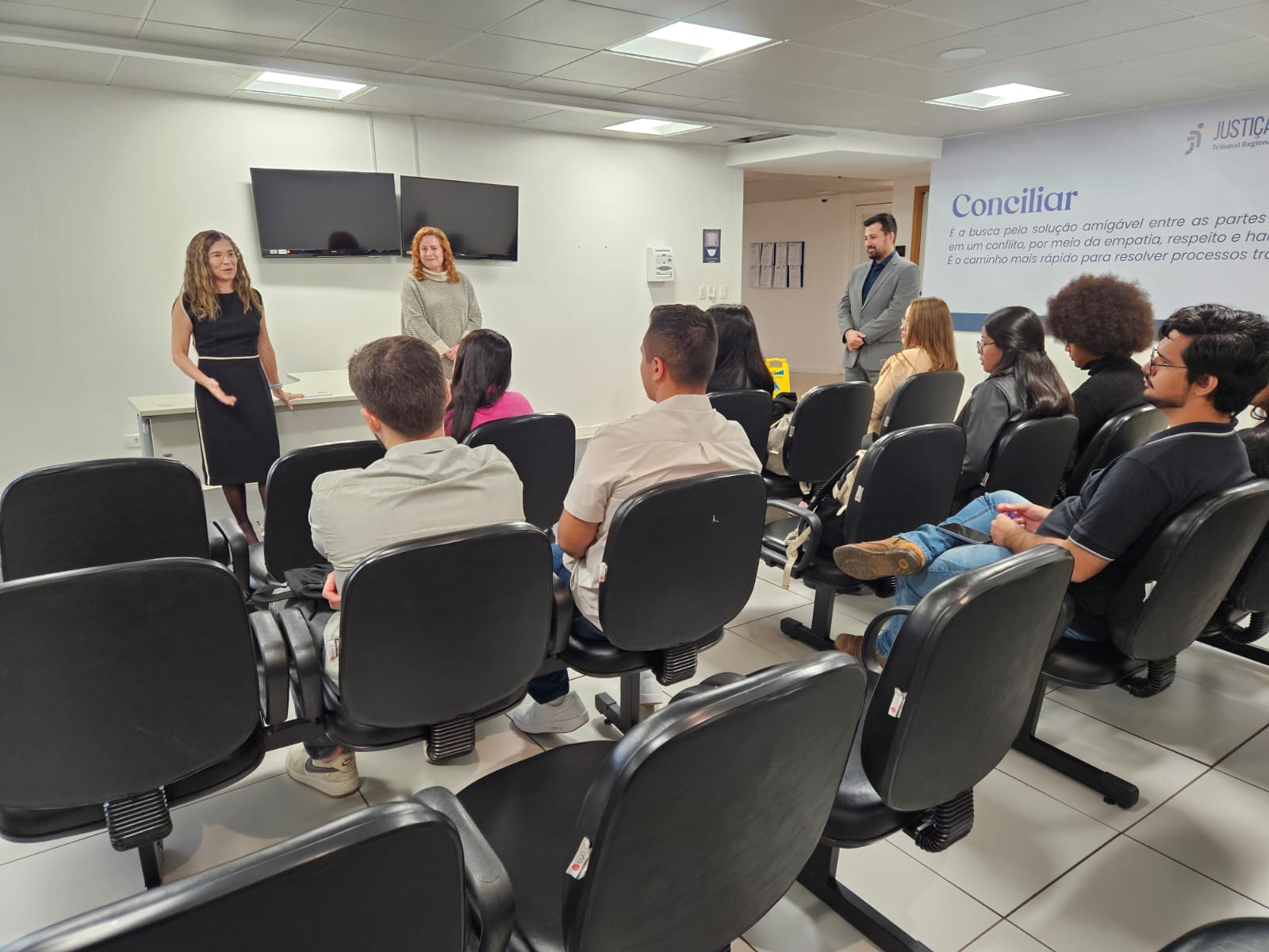 Acadêmicos do curso de Direito da Uniderp visitaram, na segunda-feira (6/10), o Centro Judiciário de Métodos Consensuais de Solução de Disputas (Cejusc) de 1º Grau do Fórum Trabalhista de Campo Grande
