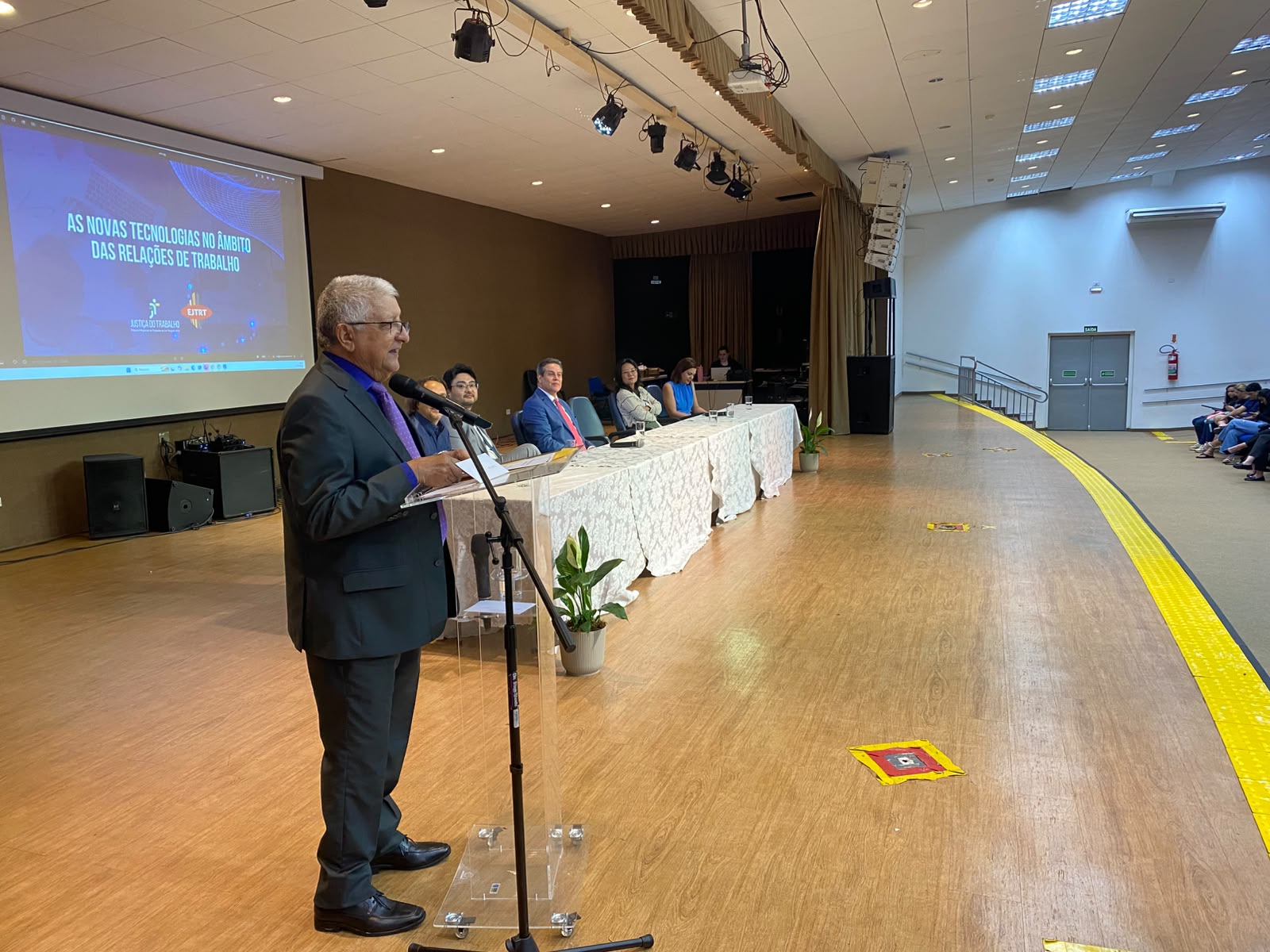A Escola Judicial do Tribunal Regional do Trabalho da 24ª Região (TRT/MS) realizou, nos dias 22 e 23 de outubro, o evento “As Novas Tecnologias no Âmbito das Relações de Trabalho”