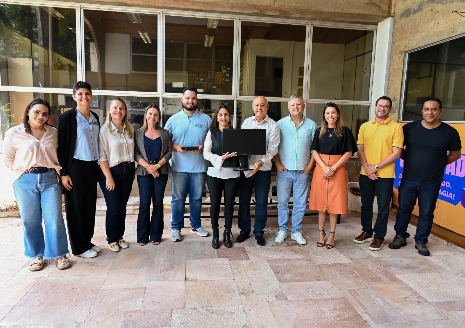 A entrega inclui 35 computadores, 50 monitores, 2 notebooks, 4 impressoras e diversos componentes eletrônicos, como peças que vão reforçar o acervo tecnológico da Agência.