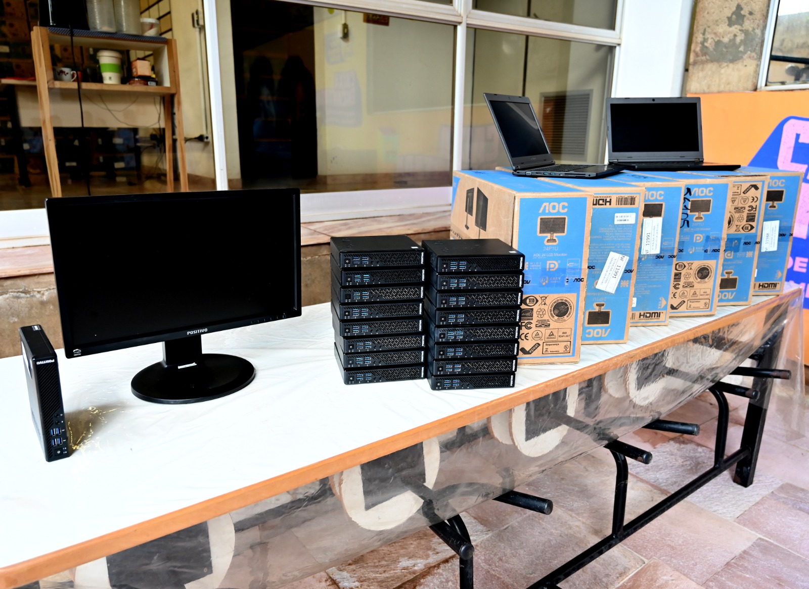 A entrega inclui 35 computadores, 50 monitores, 2 notebooks, 4 impressoras e diversos componentes eletrônicos, como peças que vão reforçar o acervo tecnológico da Agência.