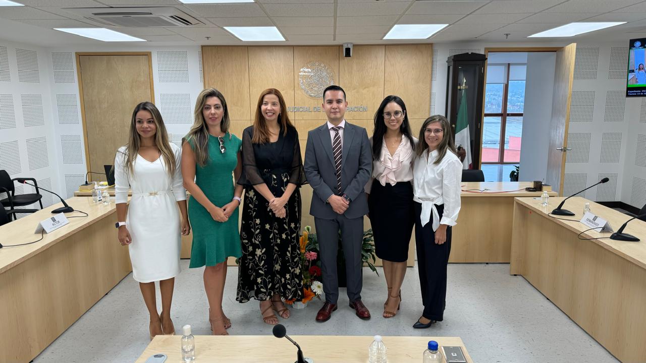 Juízas do trabalho do TRT24: Laís Pahins, Neiva Chagas, Déa Yule, Hella Maeda e Daniela Peruca ao lado do juiz mexicano Rafael
