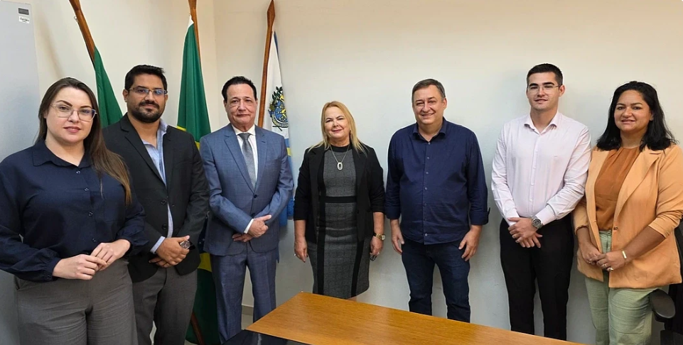 presidente do TRT/MS com prefeito de São Gabriel do Oeste e com representantes da OAB. 