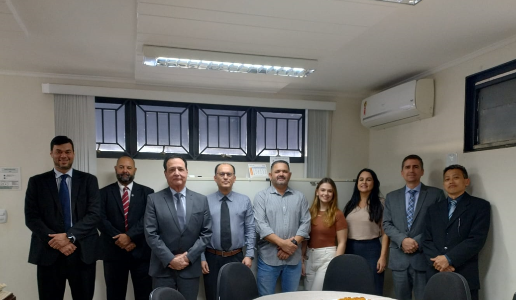 Na foto: presidente do TRT/MS, des. Tomás Bawden de Castro Silva, juiz titular da Vara do Trabalho de Ponta Porã, Marcelino Gonçalves e servidores e servidoras