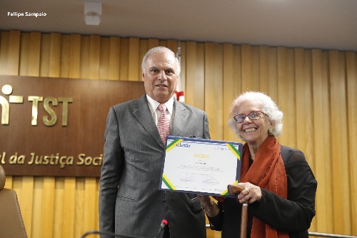 Ministro Dezena entrega certificado do evento à coordenadora da Ong Amankay, Marta Gil.