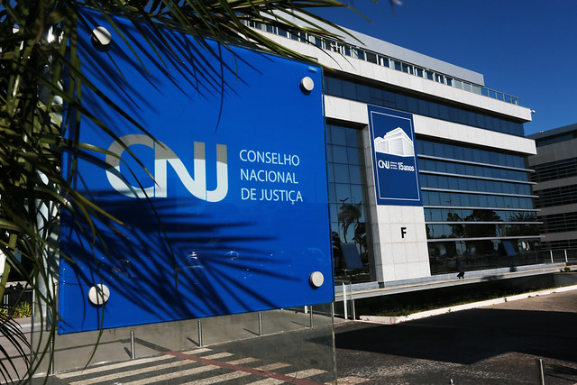 Foto em diagonal da fachada da sede do CNJ