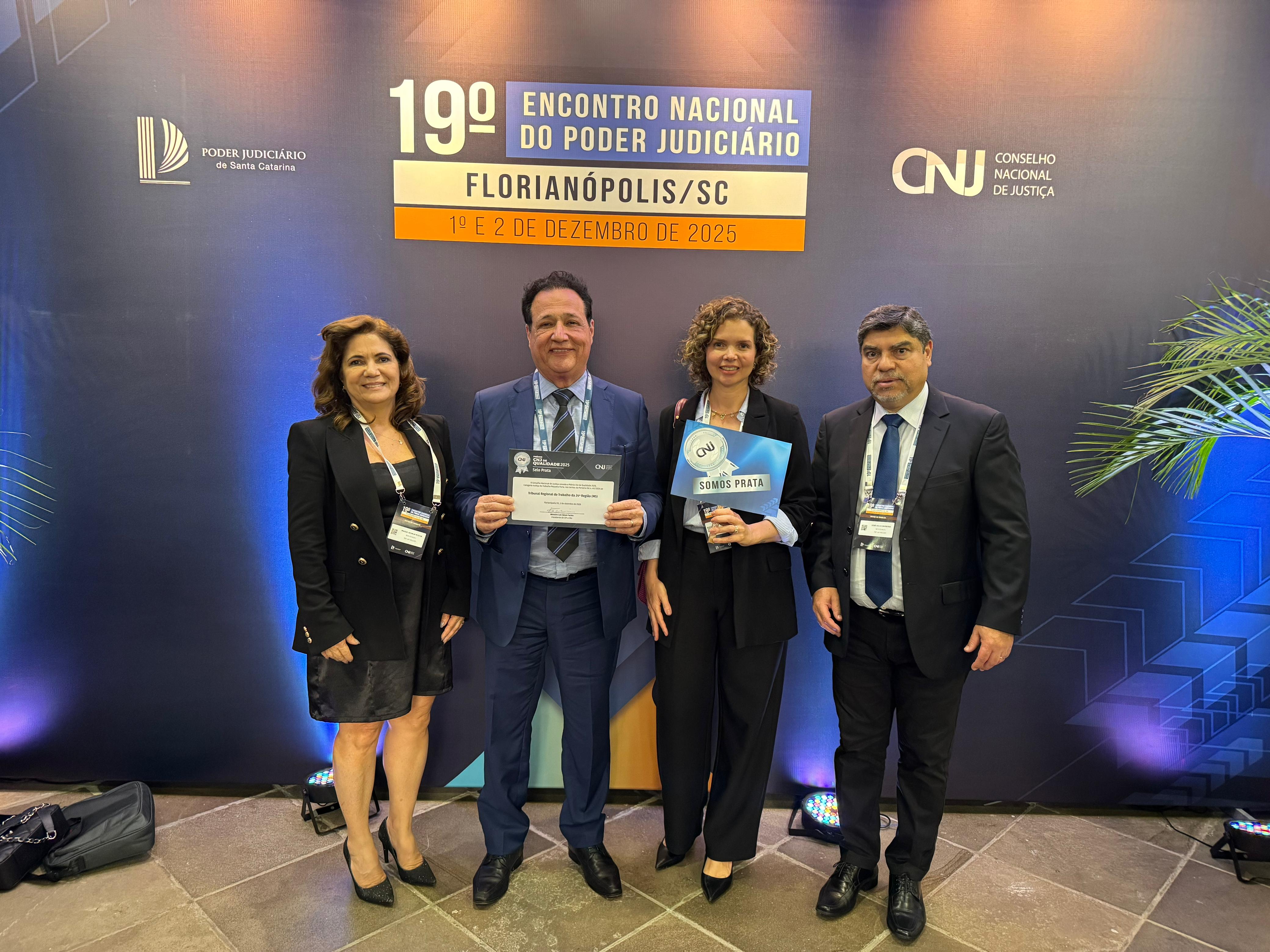 Des Tomás Bawden ao lado da juíza auxiliar da presidente e de servidores