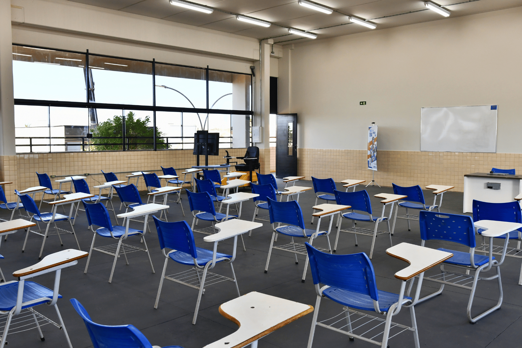 Sala de aula com cadeiras enfileiradas