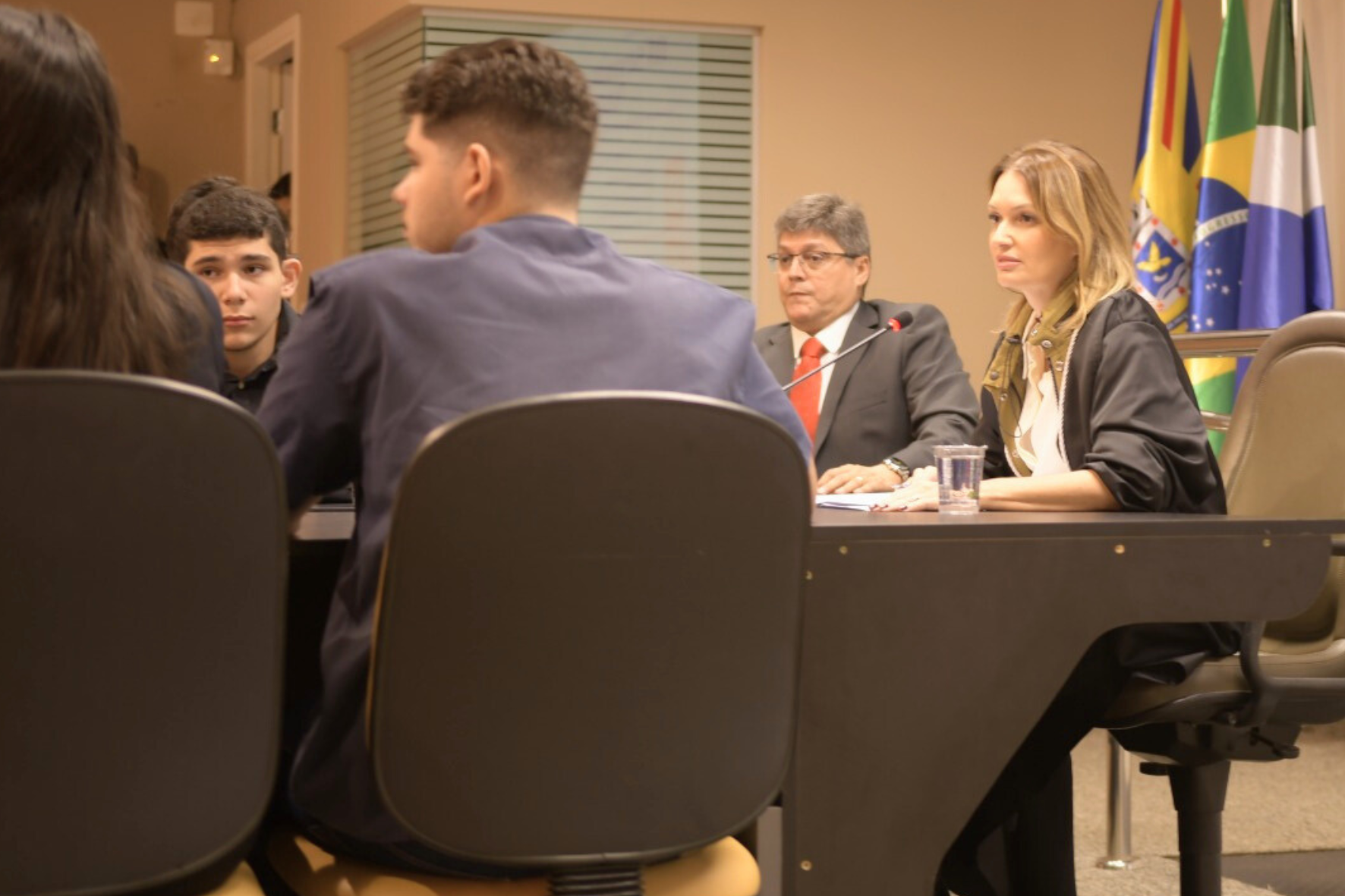 Juíza conduz audiência simulada com acadêmicos