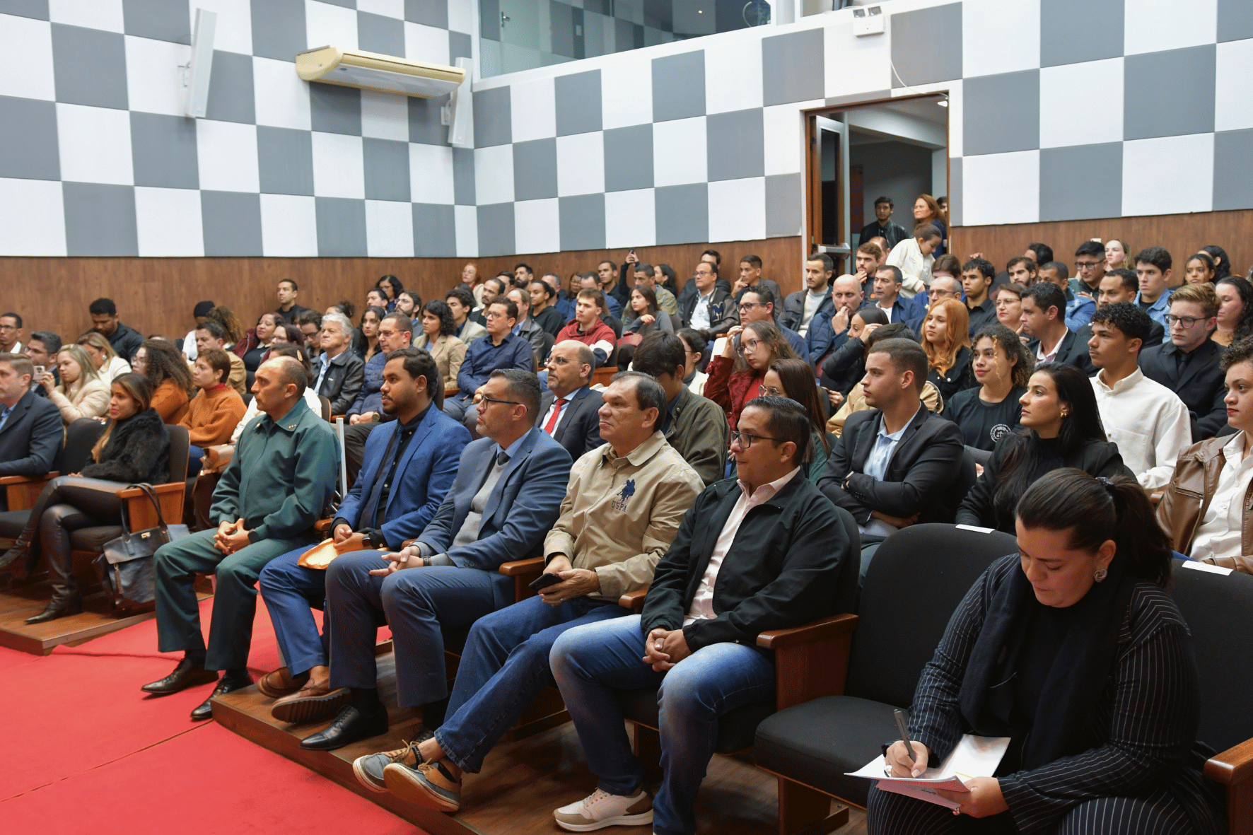 Homens e mulheres sentados em teatro