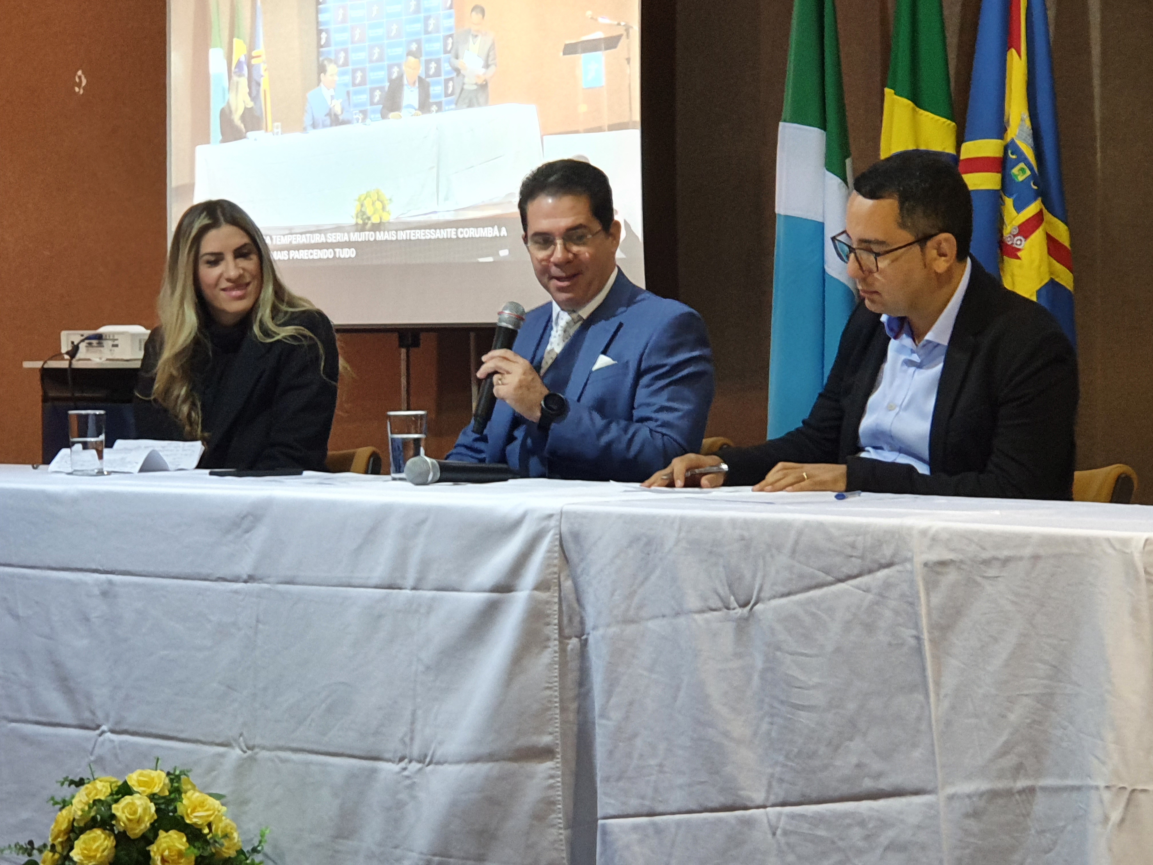 Fotografia com o desembargador João Marcelo, a presidente da Comissão de Direito dos Imigrantes e Refugiados da OAB/MS Cristiane Martins Viegas de Oliveira e o professor doutor Leonardo Cavalcanti da Silva. 