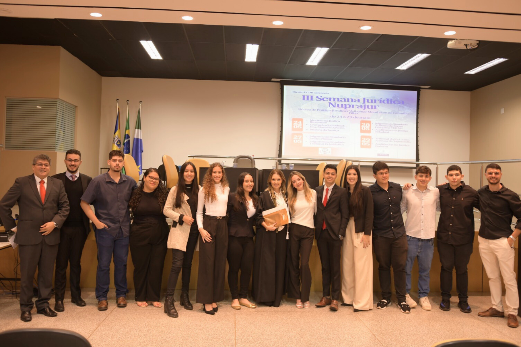 Acadêmicos posando para foto ao lado da juíza Ana Paola