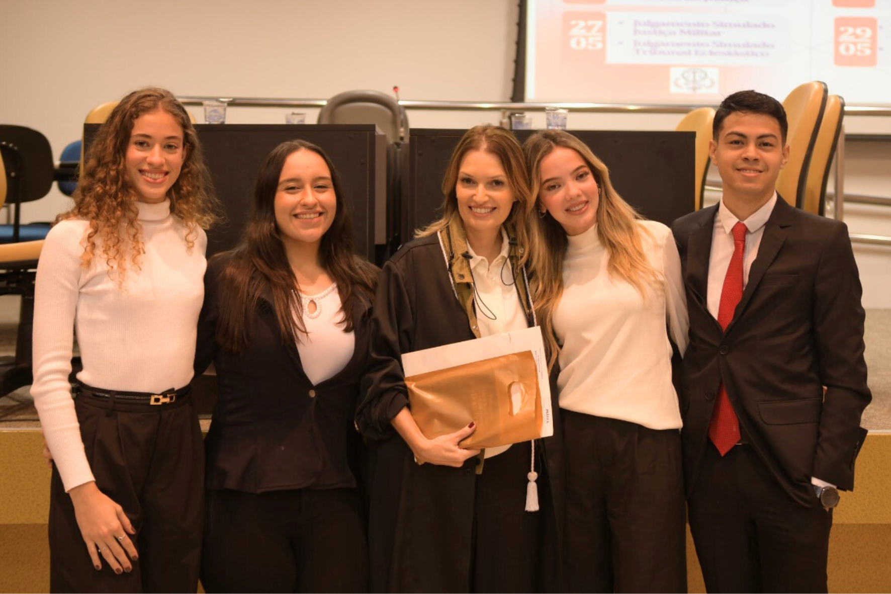 Estudantes ao lado da juíza