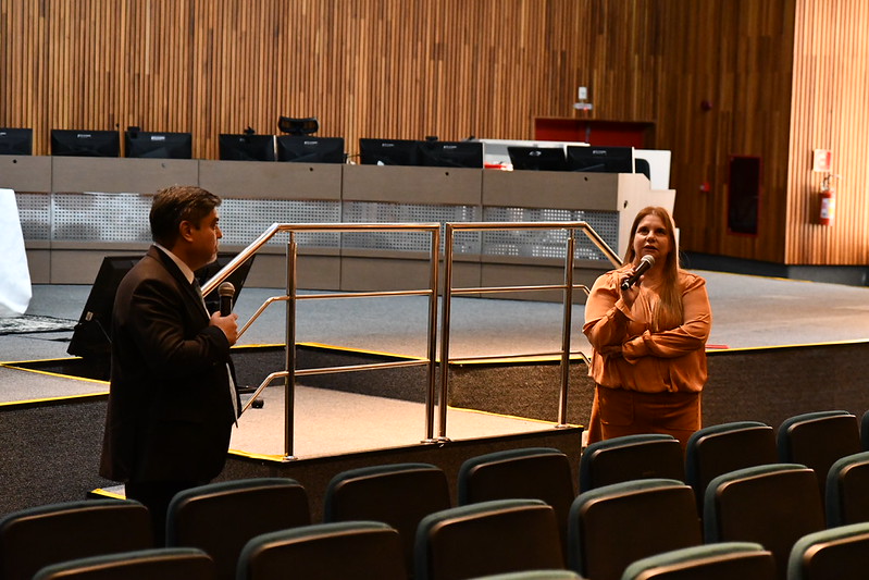 Barbosa e Renata em pé na frente do palco