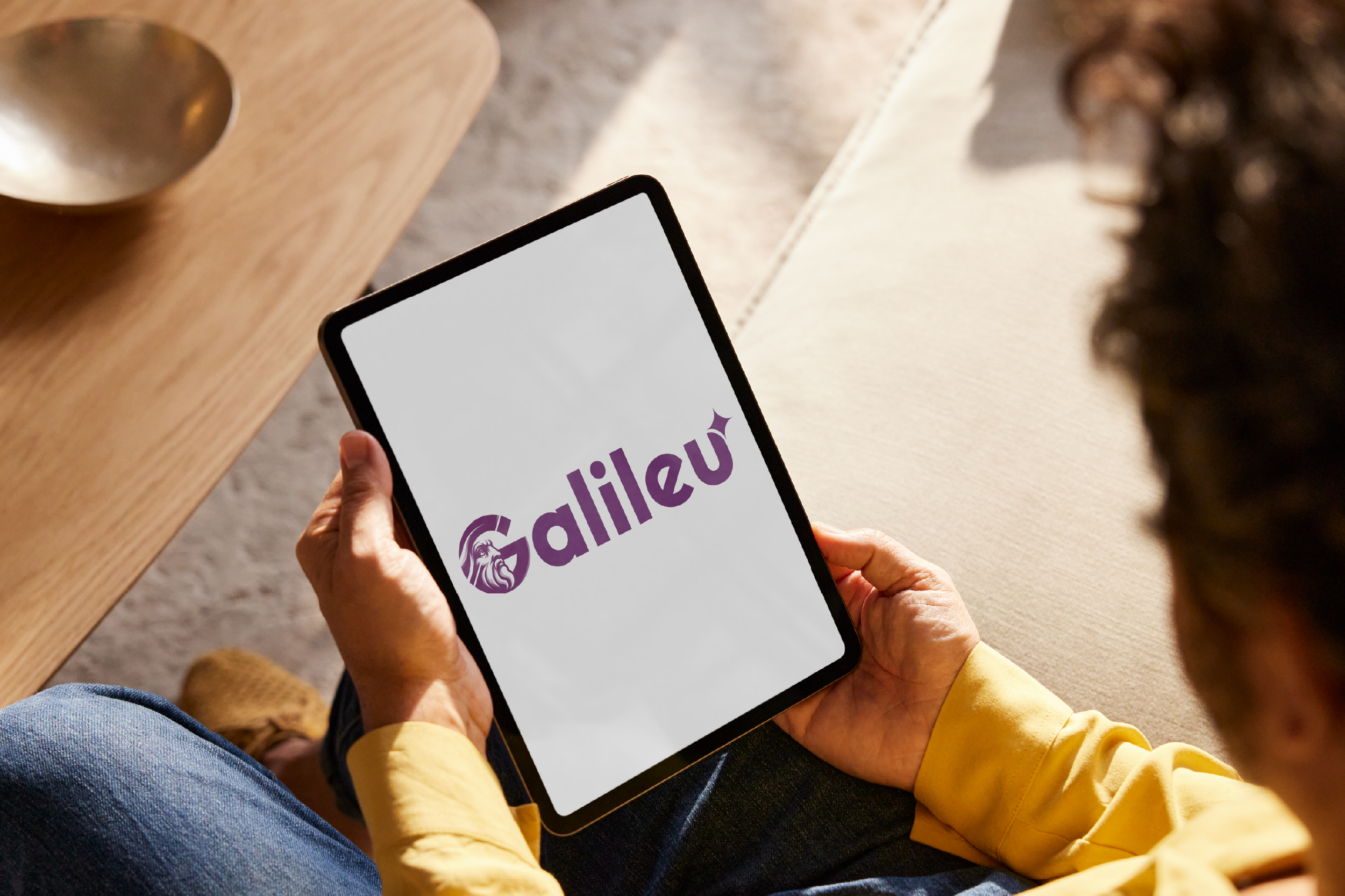 homem acessa sistema galileu em tablet