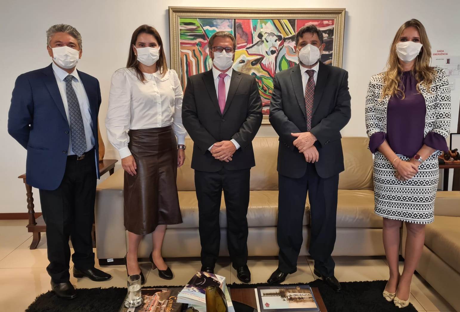 Foto com a a presidente juíza Priscila Mirault; o vice-presidente, juiz Renato Miyasato; e os juízes Leonardo Ely e Fabiane Ferreira e o ministro Caputo Bastos