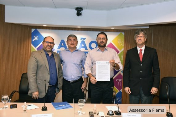 Foto com o Reitor da UFMS, diretor-geral da RMC, presidente da Fiems e presidente do TRT MS