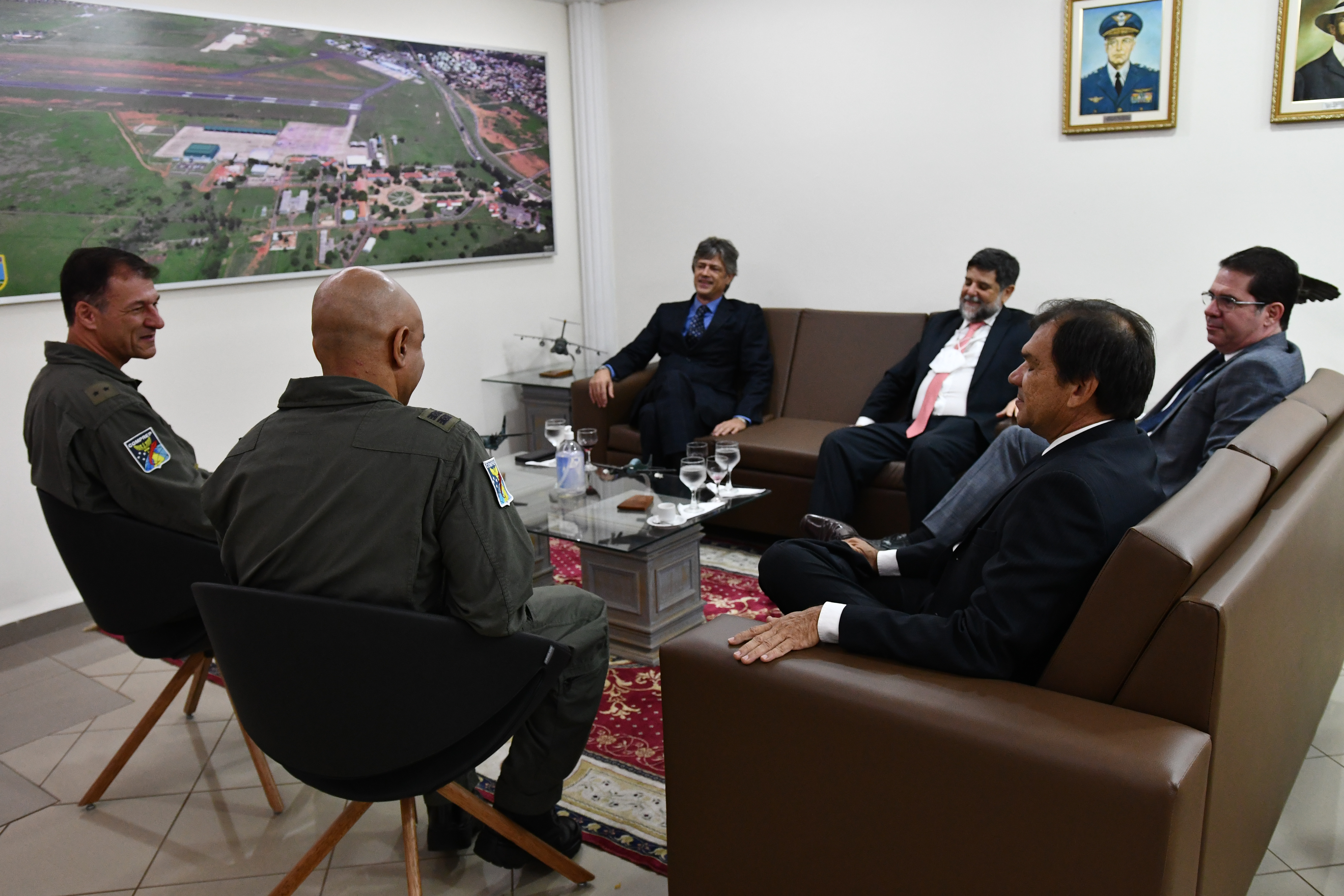 Foto do momento da visita do ministro Caputo Bastos a Base Aérea de Campo Grande acompanhado pelo presidente do TRT24, desembargador AndréOliveira, o vice-presidente, des. João Marcelo e o desembargador João de Deus.