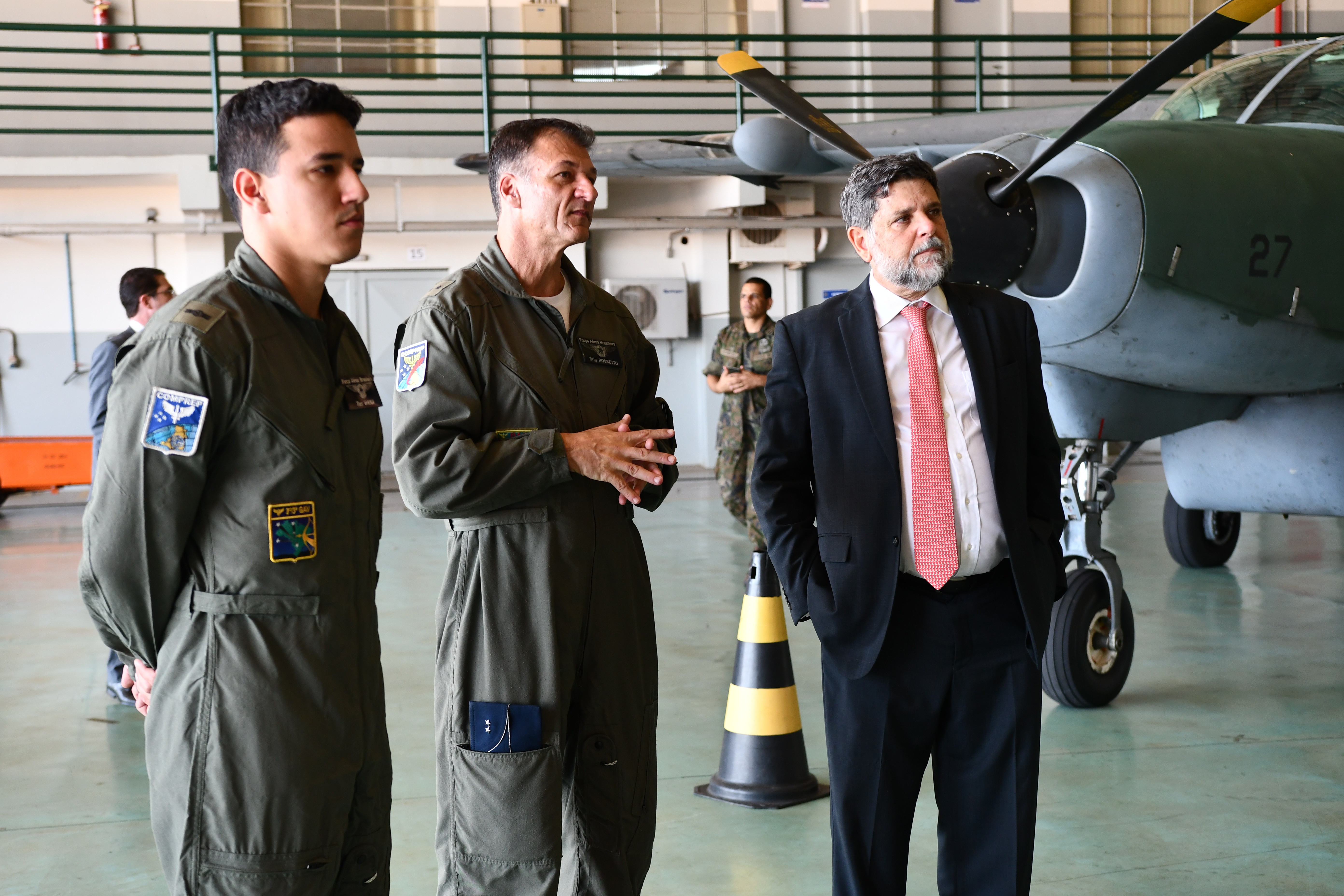 Foto do momento da visita do ministro Caputo Bastos a Base Aérea de Campo Grande acompanhado pelo presidente do TRT24, desembargador AndréOliveira, o vice-presidente, des. João Marcelo e o desembargador João de Deus.