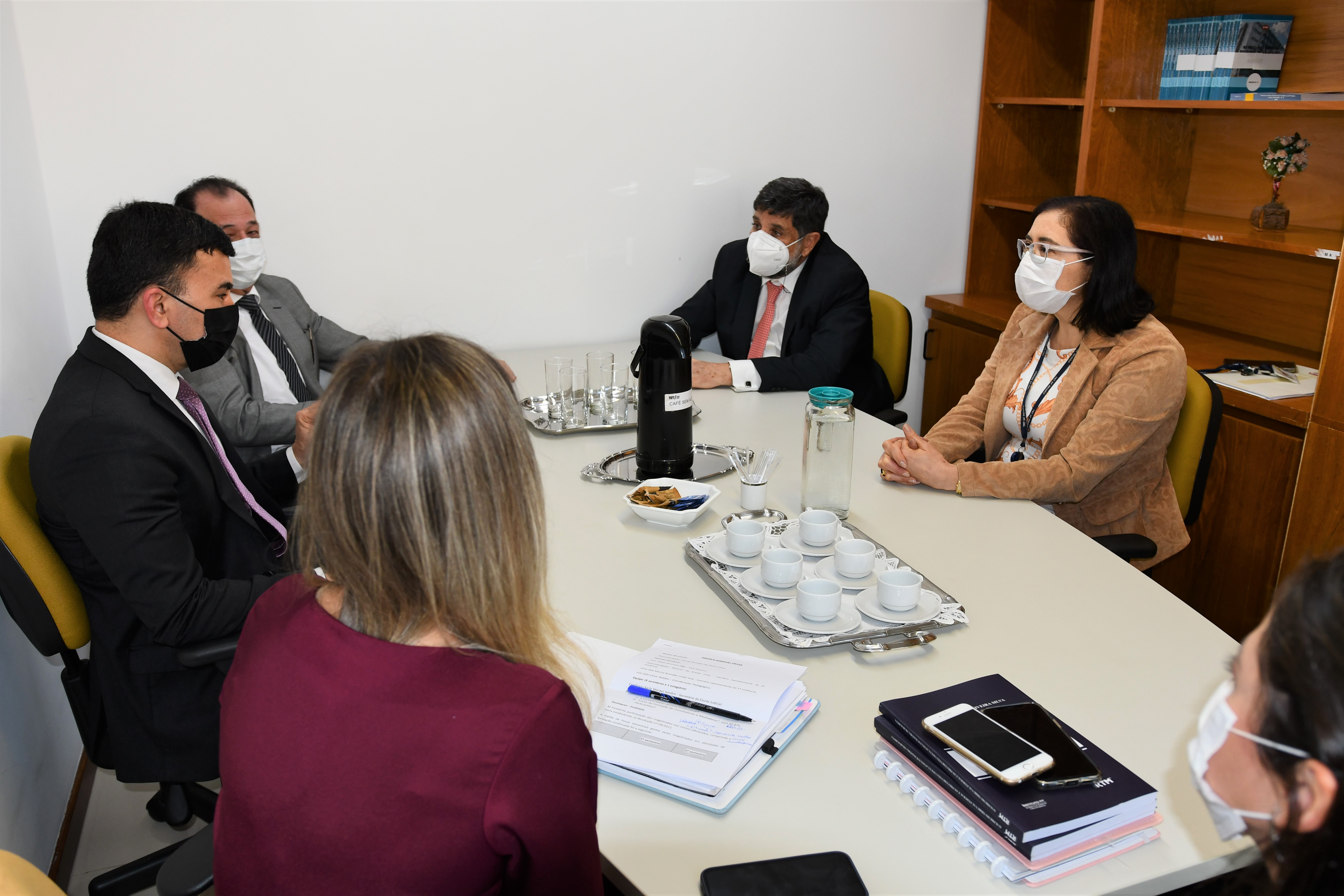 Foto da visita do Corregedor-Geral da Justiça do Trabalho, Caputo Bastos, e sua equipe visitaram a Escola Judicial do TRT 24.