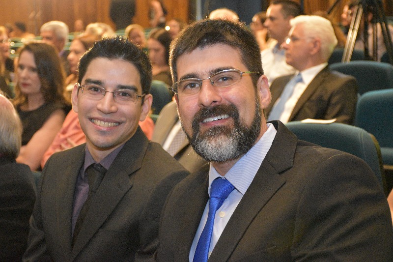 Foto dos servidores da Secretaria de Tecnologia e Comunicações do TRT MS, Leandro Higa do Canto e Fabiano Ricardo de Oliveira Bellesia.