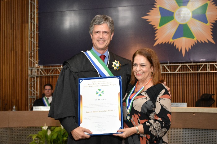 Foto do Presidente do TRT MS André Luís Moraes de Oliveira com a escritora Raquel Maria Carvalho Naveira.