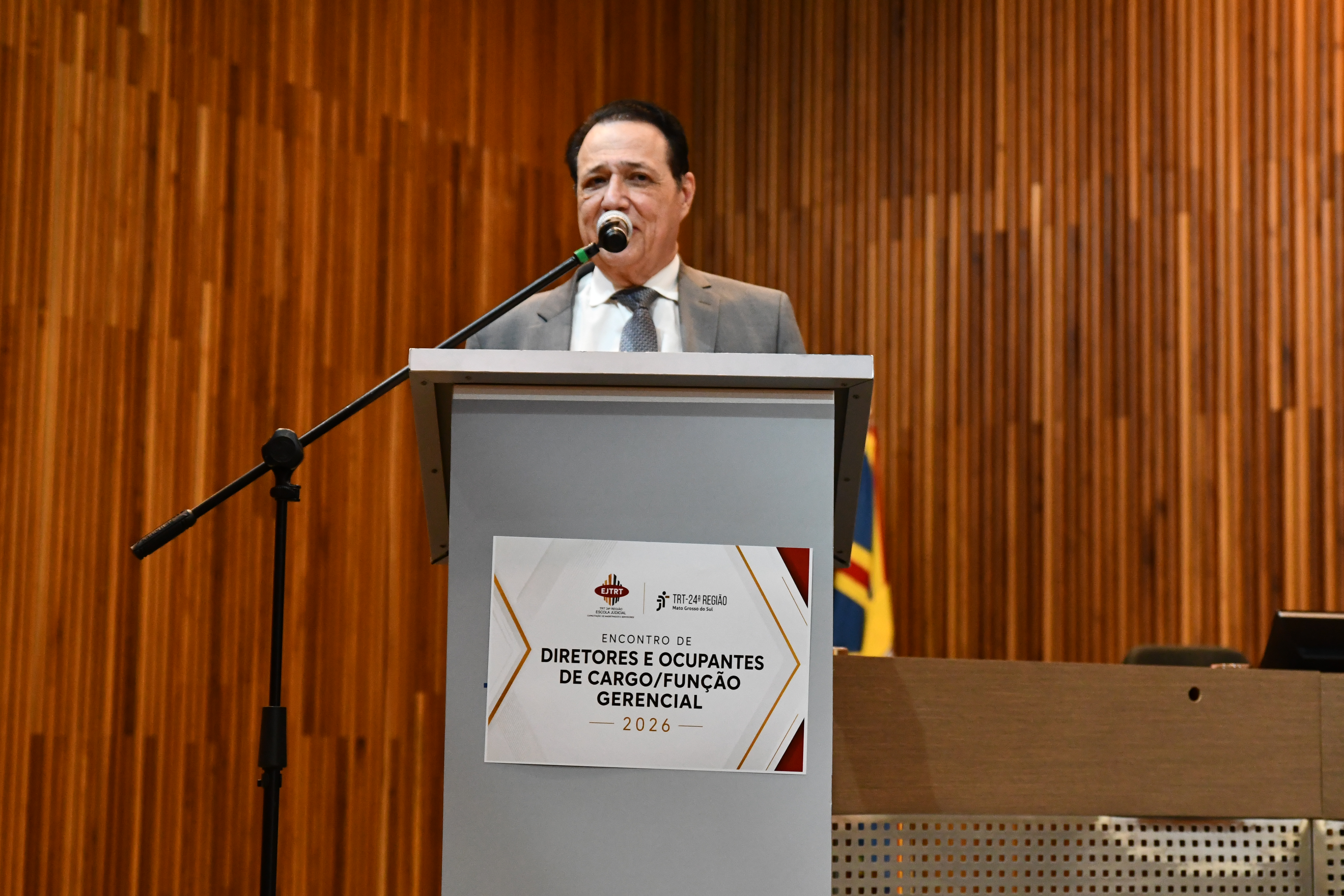 Presidente Tomás Bawden em pé atrás de um púlpito cinza