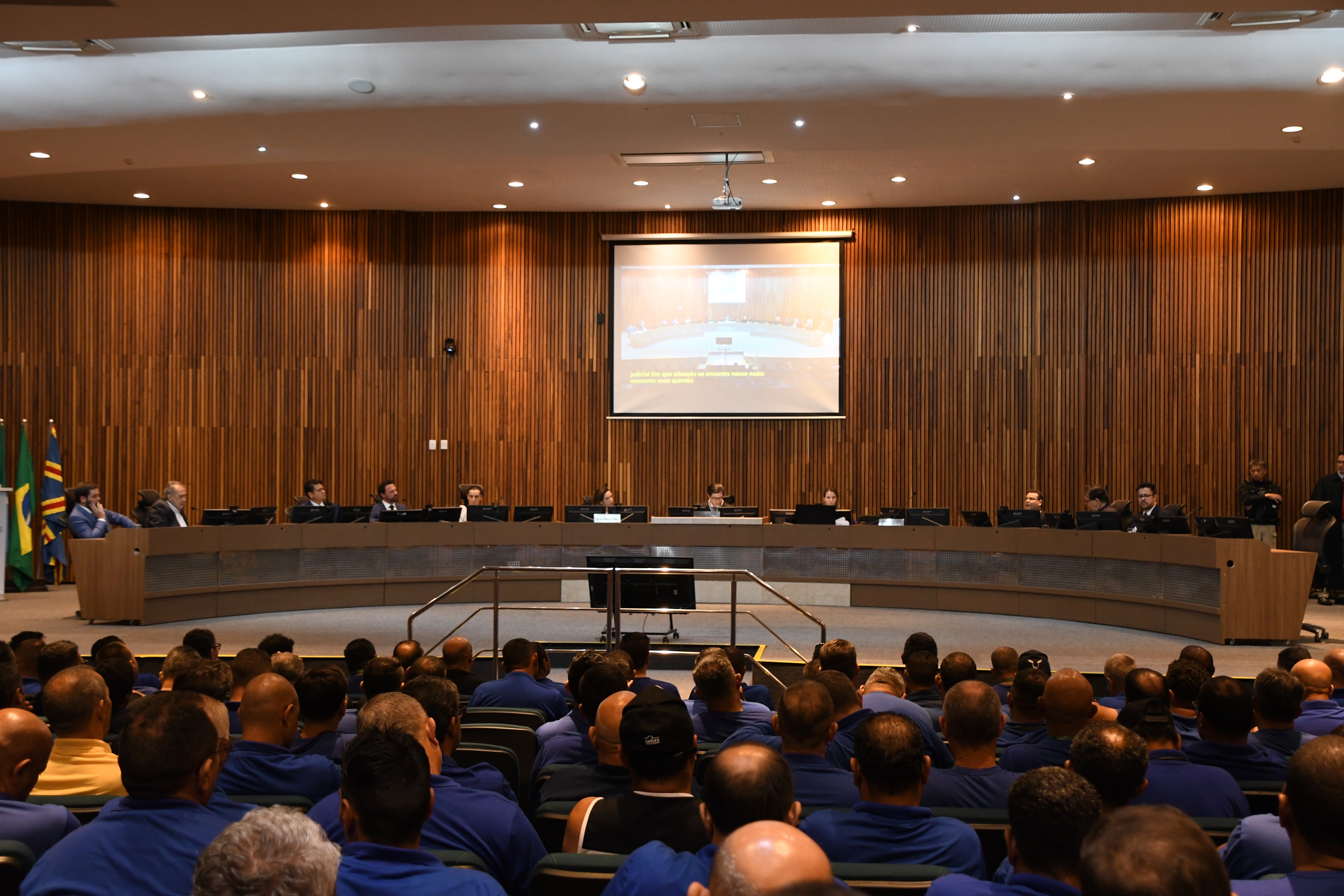 plenario lotado com trabalhadores