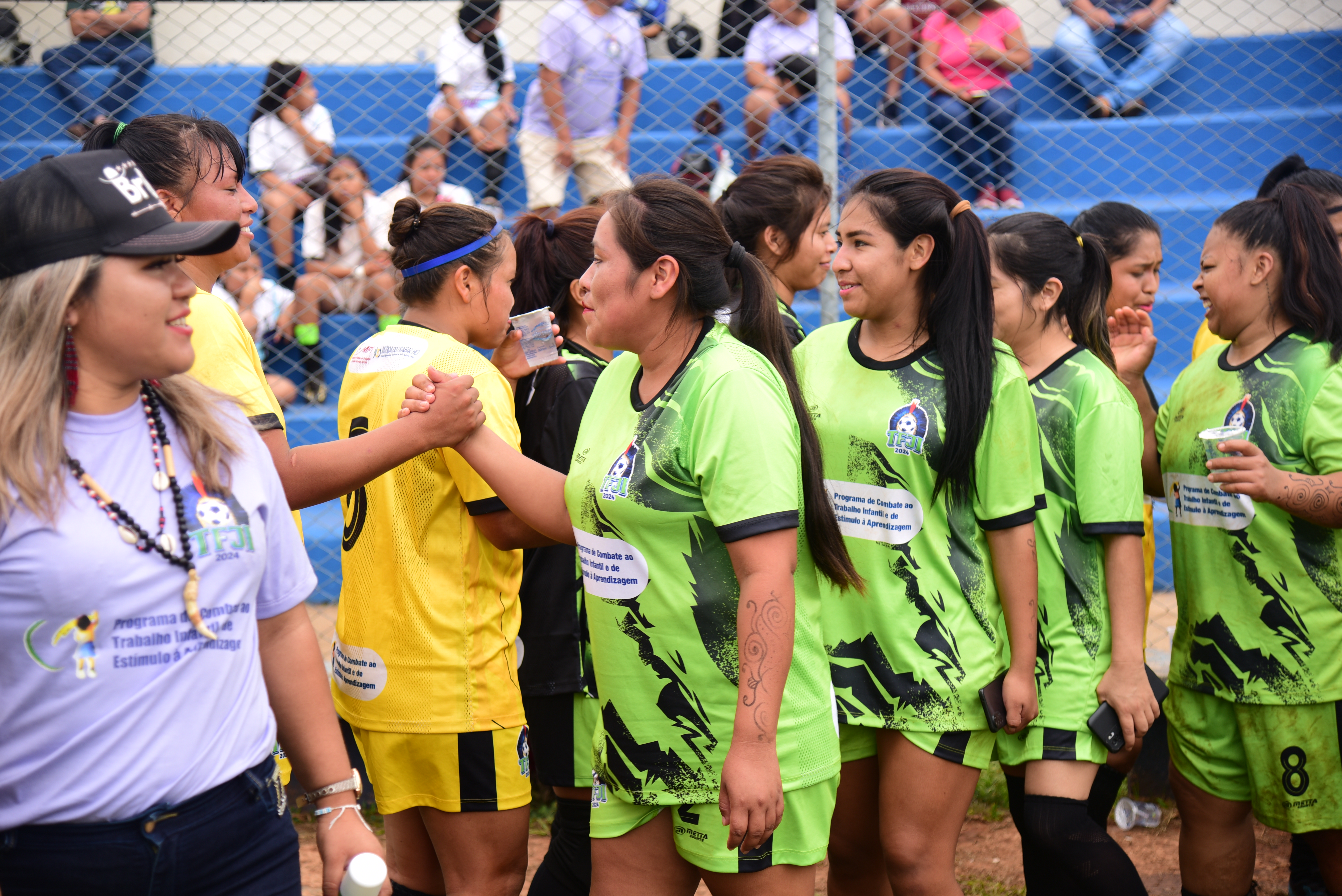 Jogadores se cumprimentam antes da partida